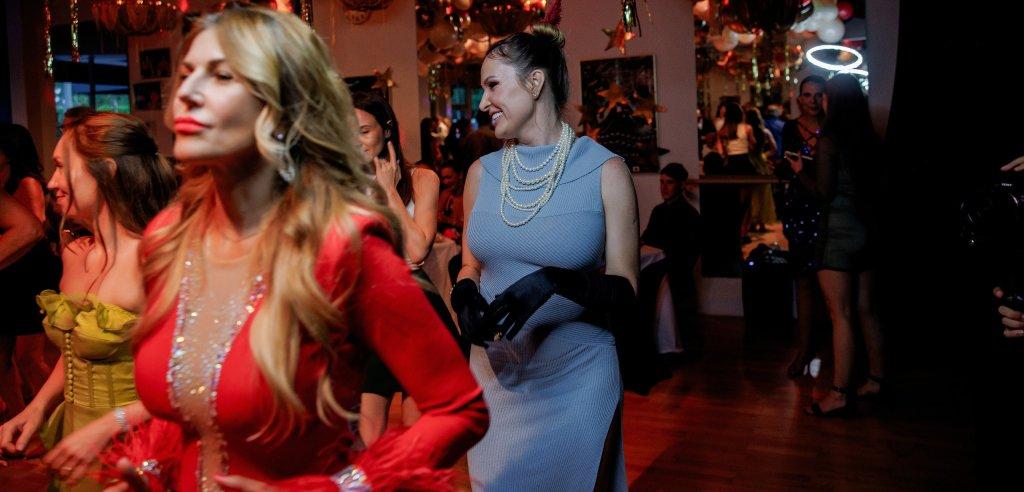 Sliding Descriptive Image