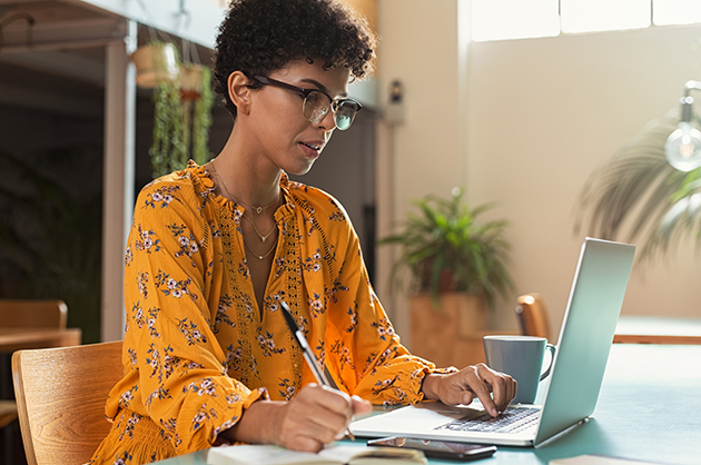 franchise cloud, young woman using laptop