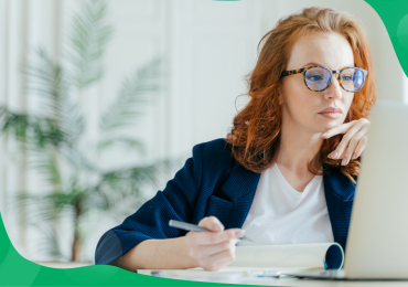 blogging mistakes, woman at a computer