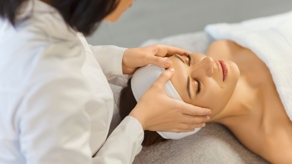 Someone getting a massage at the Centre de Therapie Allison Weiss.
