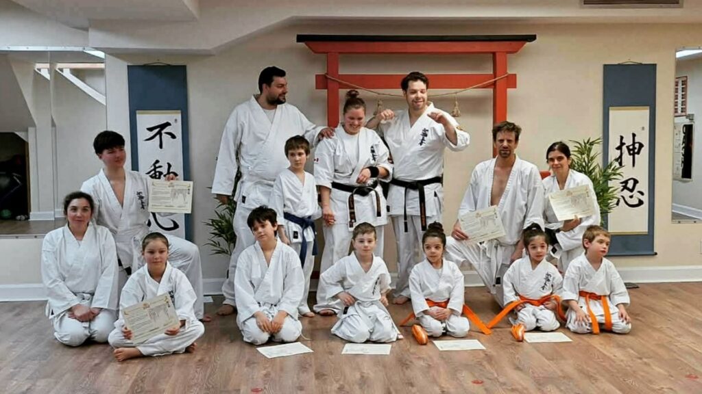 A group of students taking a photo at the Karaté Shin Torii dojo.