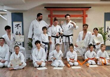 A group of students taking a photo at the Karaté Shin Torii dojo.