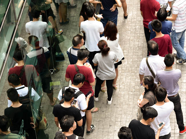 Black Friday Marketing, crowd gathering for a sale