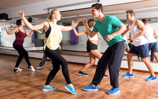 Dance Trends, People learning swing dance 